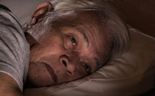 Vì sao chúng ta ngủ ít hơn và thức dậy sớm hơn khi già đi?