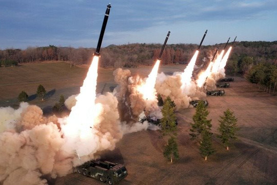 Chủ tịch Triều Tiên chỉ đạo diễn tập bắn đạn thật với siêu vũ khí mới