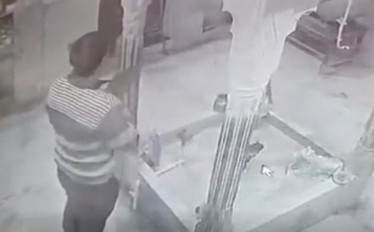 Video: Tên trộm chắp tay cầu nguyện trước khi trộm tiền trong đền