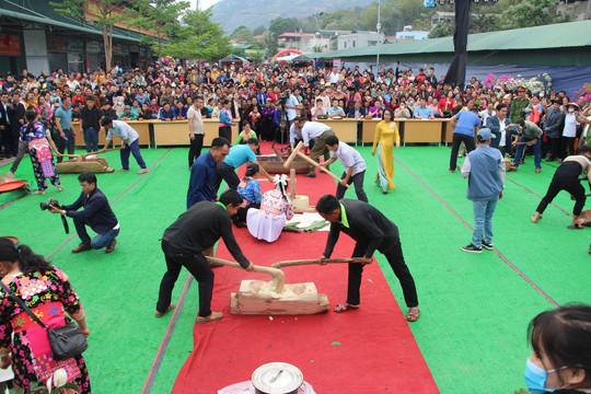 Sôi động Ngày hội Văn hóa thể thao và ẩm thực tại huyện Mường Ảng ở Điện Biên