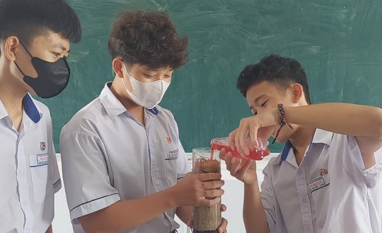 "Biến nước ngọt thành tinh khiết", nhóm học sinh bất ngờ nổi tiếng trên mạng