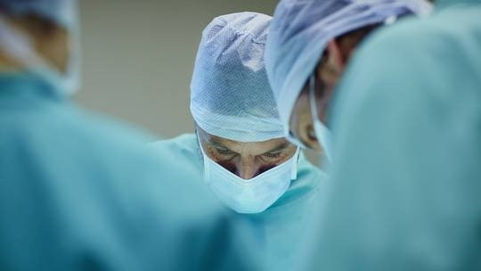 Bác sĩ Nga lập kỷ lục thế giới cắt bỏ 170 khối u ung thư