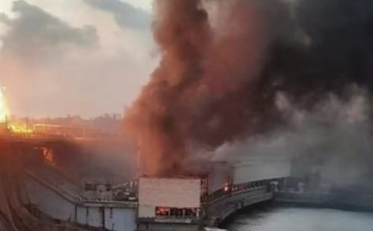 Nga tập kích, nhà máy thủy điện lớn nhất Ukraine cháy dữ dội
