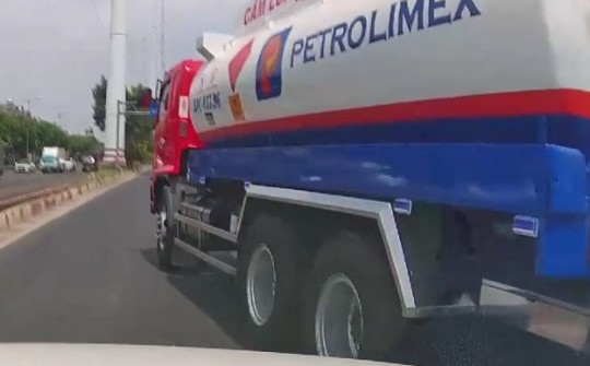 Xe bồn chở xăng dầu va ô tô trên đường Phạm Văn Đồng làm nhiều người thót tim