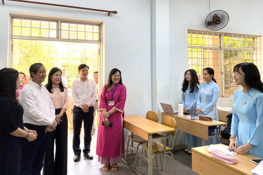 Bộ trưởng Nguyễn Kim Sơn thăm thầy trò Trường THPT chuyên Lê Quý Đôn Đà Nẵng