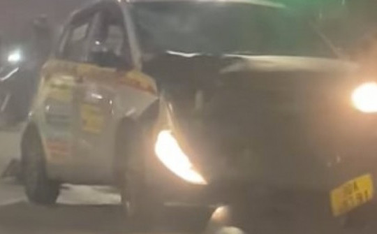 Điều tra vụ xe taxi ở Long Biên gây tai nạn giữa khuya