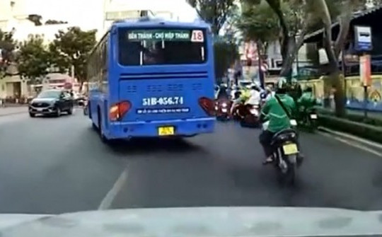 Xe buýt vượt ẩu ngay giao lộ khiến nhiều người khiếp vía