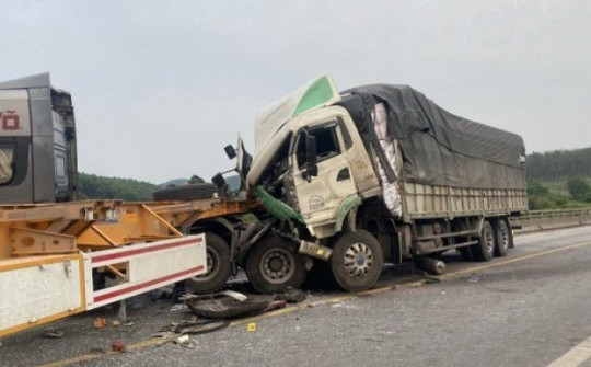 Xe tải nát đầu sau cú va chạm kinh hoàng trên cao tốc Cam Lộ - La Sơn
