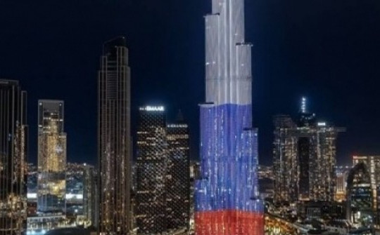 Cờ Nga được thắp sáng trên tòa nhà cao nhất thế giới