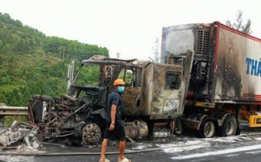 Xe container bốc cháy trên Quốc lộ 1A, đoạn qua Quảng Bình