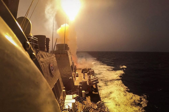 Tàu hàng Trung Quốc trúng tên lửa Houthi trên Biển Đỏ