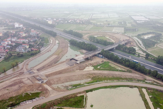 Nút giao Tân Phúc - Bãi Sậy trên cao tốc Hà Nội - Hải Phòng đang thành hình ở Hưng Yên