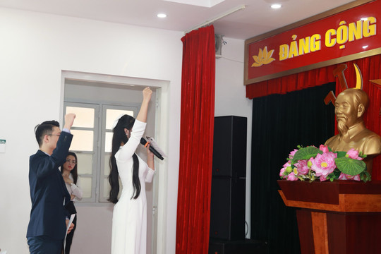 7 học sinh ưu tú của Trường THPT Kim Liên ở Hà Nội được kết nạp Đảng