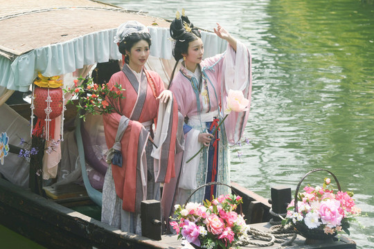 Choáng ngợp lễ hội "nữ thần hoa" tuyệt đẹp tại Trung Quốc