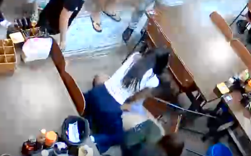VIDEO: Nữ điều dưỡng cấp cứu du khách nước ngoài tại nhà hàng ở Đà Nẵng