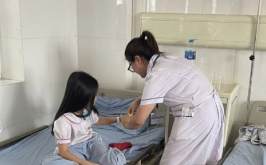 33 học sinh tiểu học ở Quảng Ninh nghi ngộ độc, nhập viện sau bữa ăn trưa