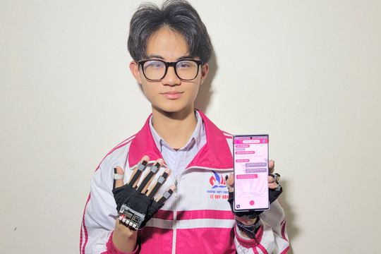 ‘Găng tay chuyển ngữ cho người câm điếc’ của HS Quảng Trị được chọn thi quốc tế