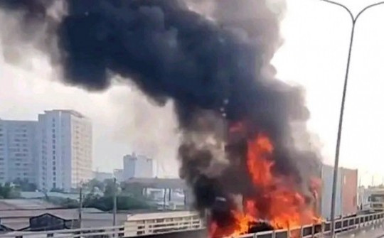 Xe container bốc cháy dữ dội trên cầu Phú Mỹ
