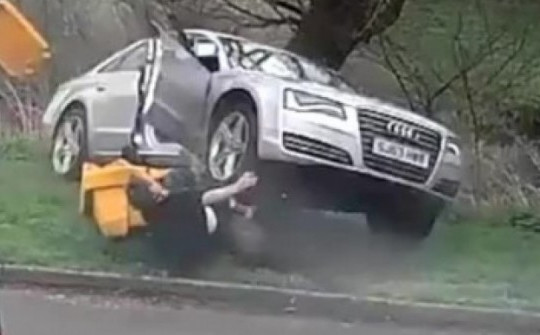 Video: Người đàn ông rơi khỏi xe, bất ngờ bị ô tô của mình cán trúng
