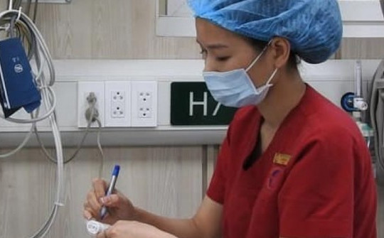 Bộ Y tế tặng bằng khen cho nữ điều dưỡng BV Bạch Mai cứu du khách nước ngoài
