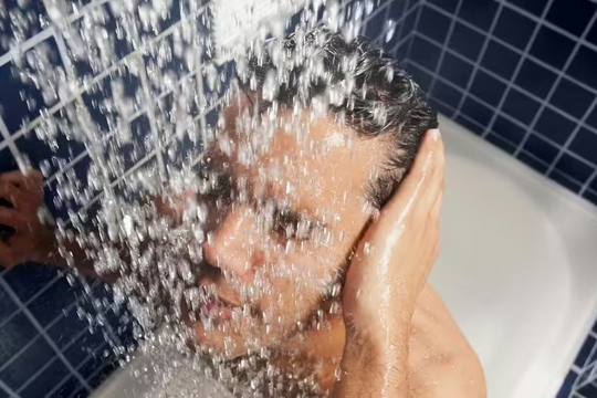 Sai lầm phổ biến kiểu tắm này có thể tàn phá da và phổi, nhiều người không biết lại coi đó là “hưởng thụ”