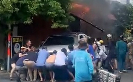 Cả chục người hợp sức đẩy ô tô thoát khỏi đám cháy ở TP.HCM