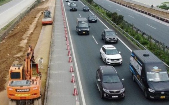 "Thót tim" với xe công trường trên tuyến cao tốc Cầu Giẽ - Ninh Bình
