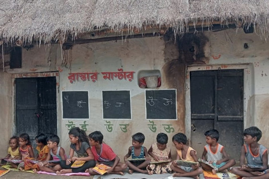 Mô hình lớp học đường phố của thầy giáo Ấn Độ
