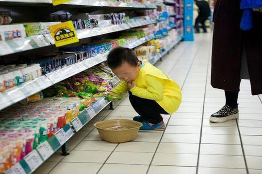 Cháu trai 5 tuổi làm vỡ hộp trứng trong siêu thị, bị nhân viên đòi bồi thường gấp 10 lần: Bà nội bình tĩnh nói 1 câu liền được khen ngợi vì tinh tế
