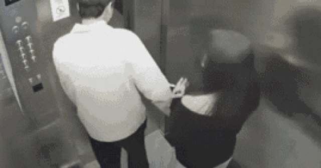 Đang chụp ảnh trong thang máy, người phụ nữ gặp sự cố "dở khóc dở cười"