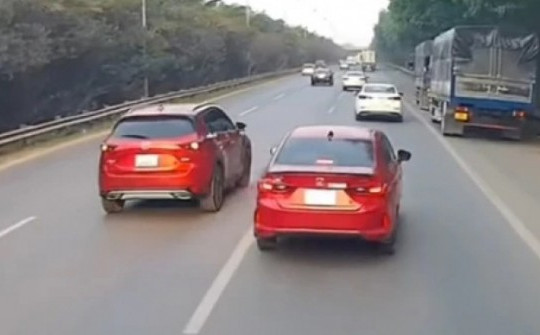 Hà Nội: Xác minh 2 ô tô chèn ép, rượt đuổi nhau như phim trên cao tốc