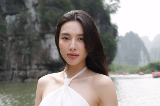 Hoa hậu Thuỳ Tiên tranh thủ thả dáng cực nuột sau chuyến làm thiện nguyện