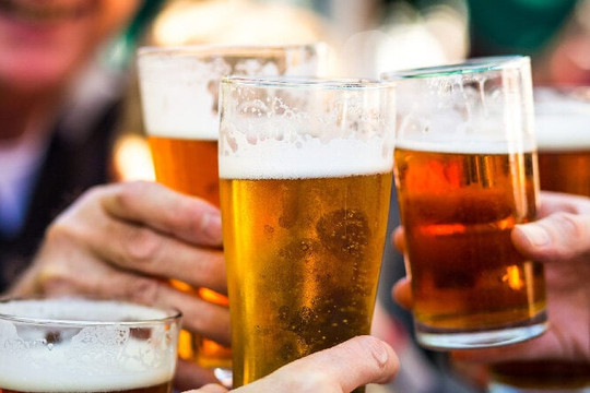 Sau tập luyện có nên uống nên uống bia?