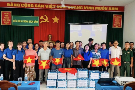 Học sinh gửi cờ Tổ quốc đến ngư dân Khánh Hòa