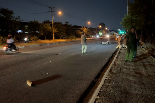 Video: Người đàn ông đi xe máy tử vong nghi do tông vào khúc gỗ