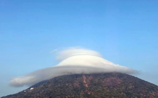 “Mũ mây” tiếp tục xuất hiện trên đỉnh núi Bà Đen