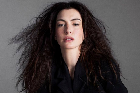 Anne Hathaway dẫn đầu chiến dịch biểu tượng của Versace
