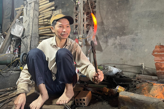 Thế hệ giữ lửa nghề ở làng rèn hơn 300 năm tuổi ở Quảng Ngãi
