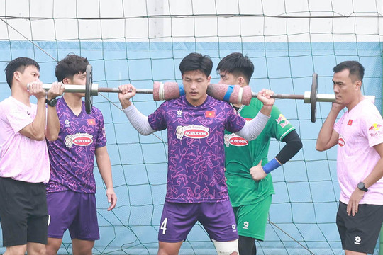 U23 Việt Nam tập gánh tạ, rèn thể lực trước ngày đi Qatar đá giải châu Á
