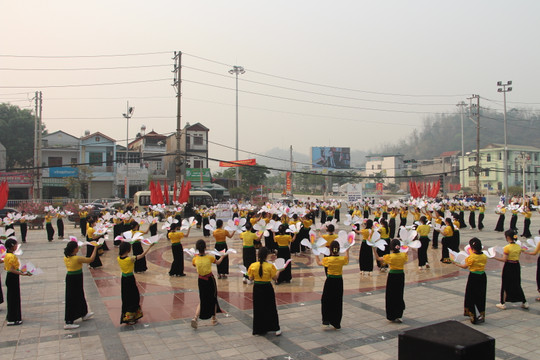 Hơn 2.200 học sinh tham gia công diễn dân vũ và điệu nhảy đường phố ở Điện Biên