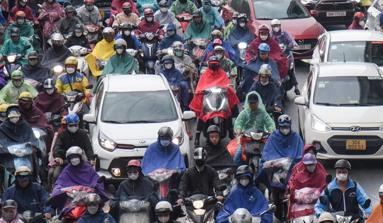 Người Hà Nội vất vả đi làm ngày đầu tuần vì mưa phùn, đường phố ùn tắc