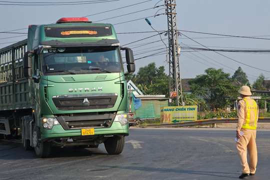 Cấm xe trọng tải lớn vào cao tốc Cam Lộ - La Sơn là 'đẩy rủi ro cho dân'