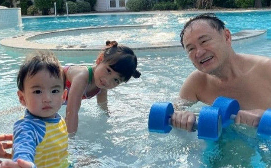 Thái Lan: Ông Thaksin tập tạ trong hồ bơi, Bộ trưởng phải lên tiếng giải thích