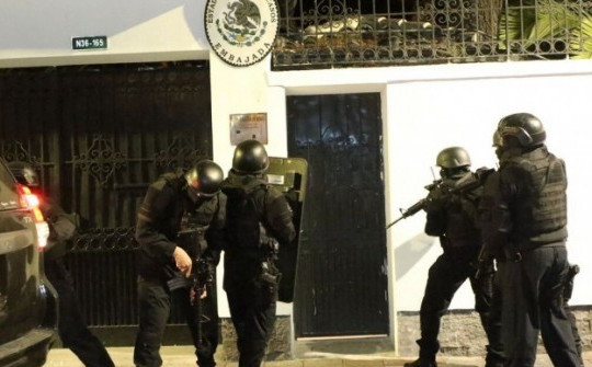 Video: Cảnh sát Ecuador đột kích Đại sứ quán Mexico để bắt cựu Phó Tổng thống