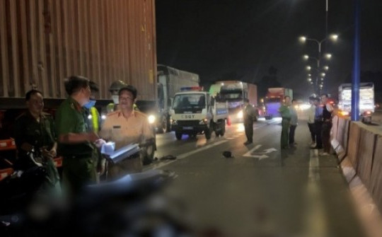 Video: Chạy xe máy tông vào container dừng đèn đỏ, một thanh niên tử vong