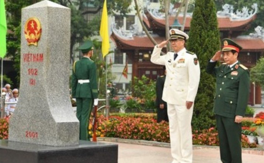 Hai Bộ trưởng Bộ Quốc phòng Việt Nam và Trung Quốc tô son cột mốc biên giới