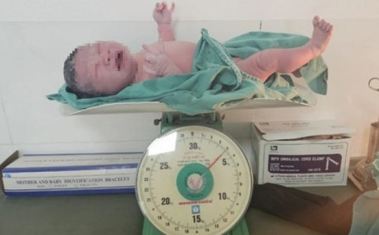 Bà mẹ 35 tuổi ở Hà Nội 'đẻ rớt' con 4kg ngay tại nhà gửi xe bệnh viện