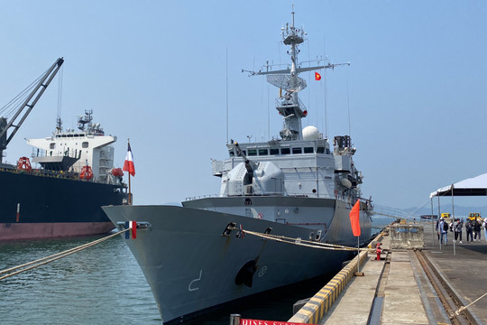 Tàu tuần dương Hải quân Pháp cập cảng Tiên Sa Đà Nẵng