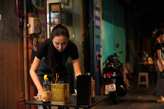 Hoa hậu Thùy Tiên, MC Khánh Vy chạy bàn, rửa chén ở chợ đêm