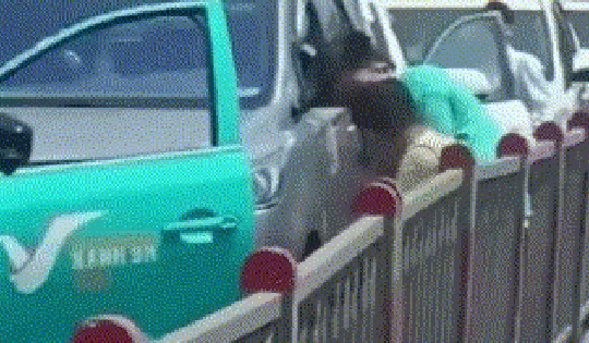 Hai tài xế lao vào đánh nhau trên cầu Kênh Tẻ